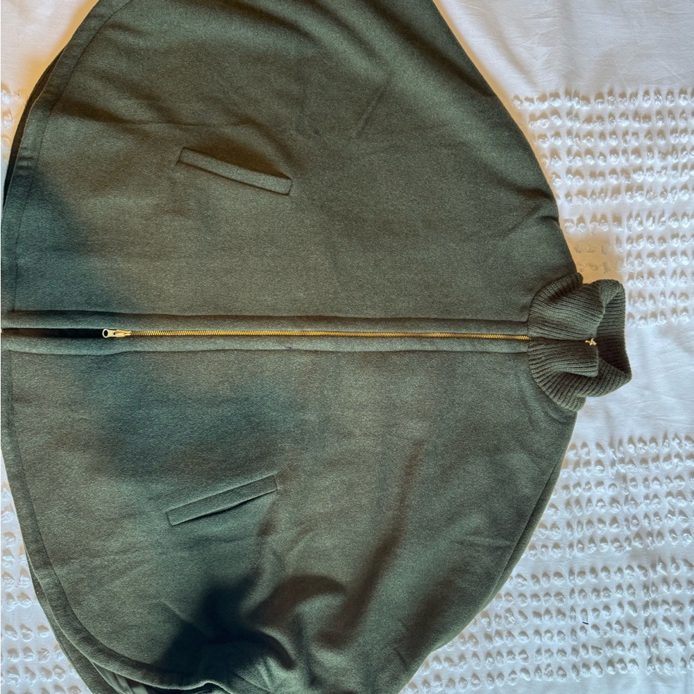 NWT TUCKERNUCK Green Cape with Zipper ONE SIZE